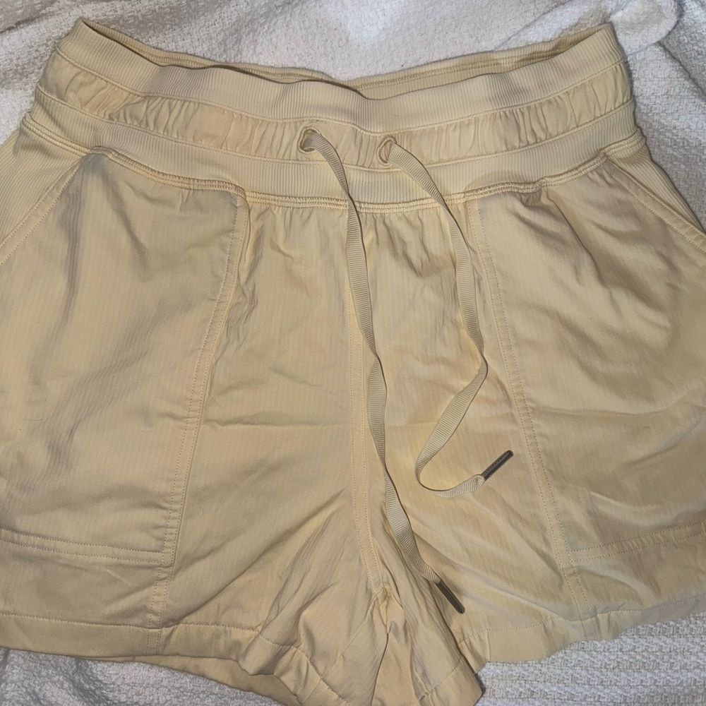 Lululemon Athletica Cream Athletic Shorts Lightweight Elastic Waist